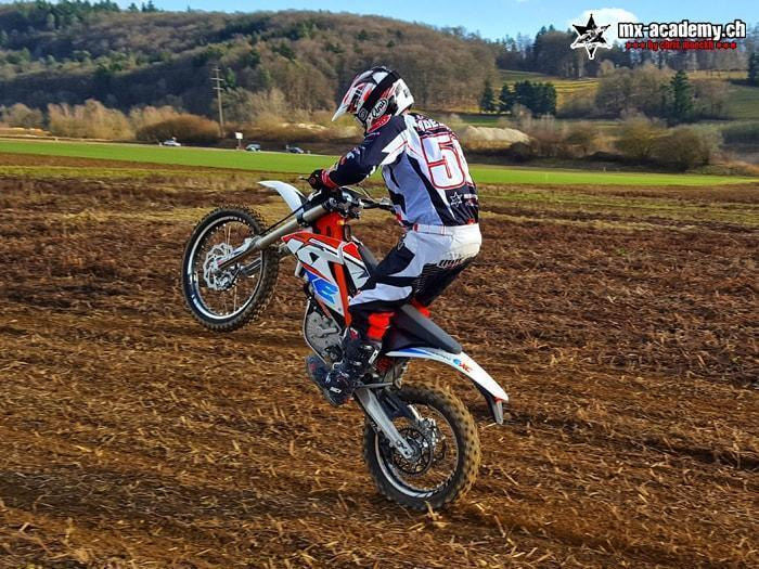 E-Motocross: Fahrer mit Startnummer 50 auf einem Elektro-Crossbike unterwegs auf der Erdstrecke
