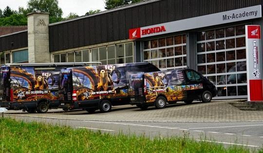Gebäude mit Honda-Schild, davor ein MX-Academy-Transporter: der Enduro Shop der MX-Academy