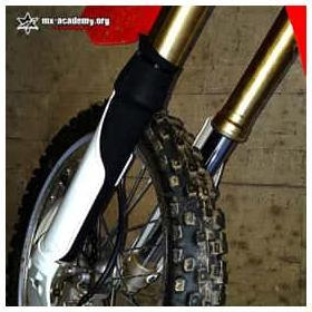 Neopren-Gabelschutz an der Vorderradgabel eines Motocross-Bikes als Schutz für die Simmerringe