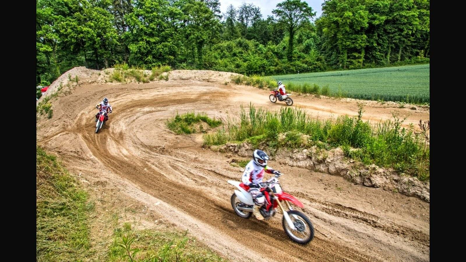 Einsteiger fährt auf der kurvigen Übungsstrecke zwischen Wiesen – Motorrad Schnupperkurs ohne Führerschein