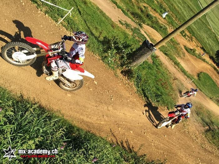 Freeride Motorrad im Einsatz: ein Fahrer an einem steilen grünen Hang