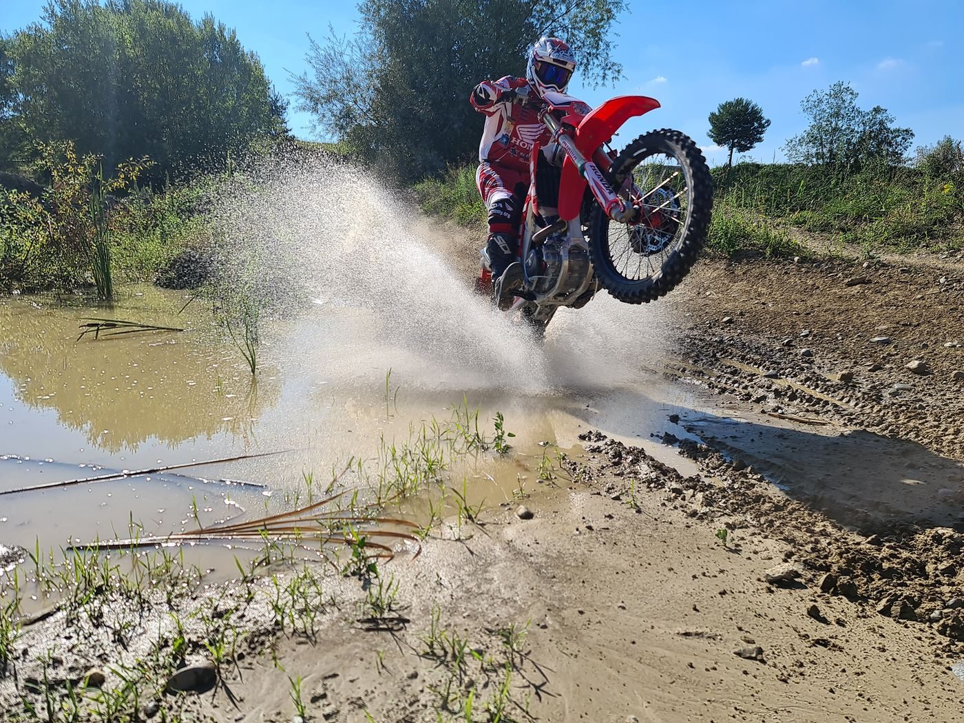 Enduro Training mit eigenem Motorrad: Fahrer durchquert einen Bach