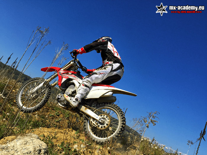 Enduro-Fahrer fährt einen steilen Hang hinauf – Training im Enduro Verein der MX-Academy