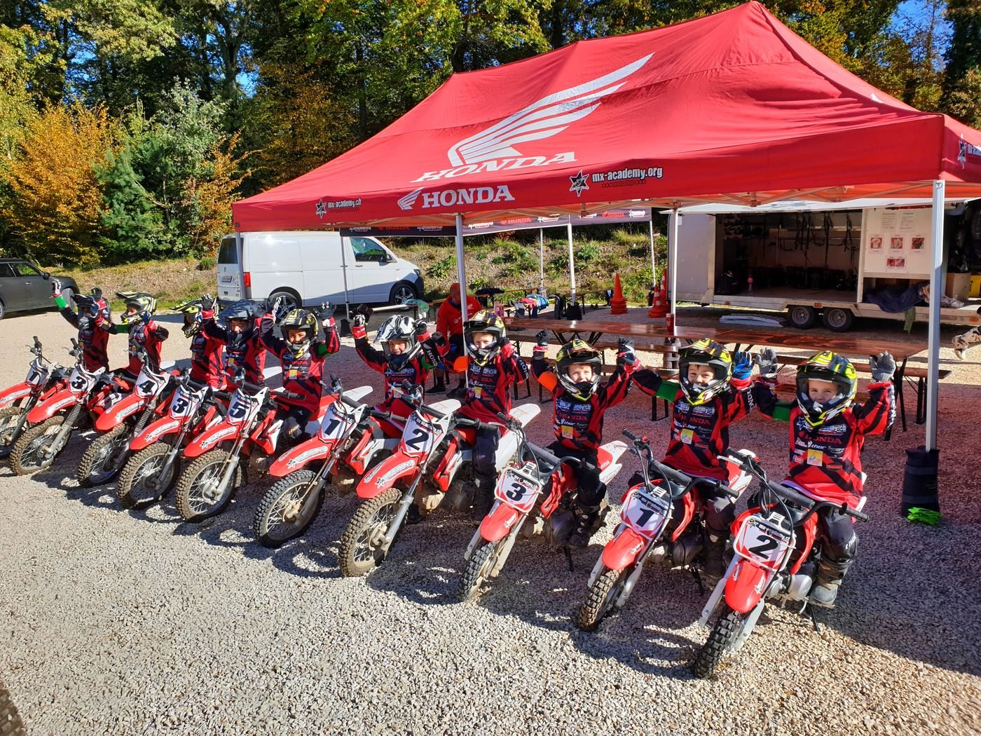 Firmenevent mit Motocross: Honda-Zelt und Motorräder für die ganze Gruppe