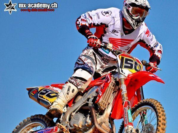 Motorbike Kurs aus der Nähe: Startnummer 150 auf roter Honda, dahinter nur blauer Himmel