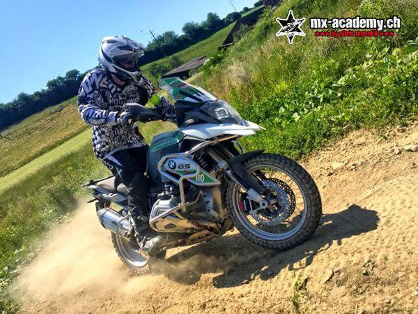 Mit der grossen Reiseenduro unterwegs: Fahrer auf einem staubigen Feldweg beim Enduro fahren