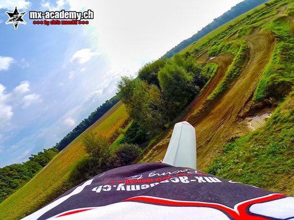 Kopf frei bekommen: Blick vom Lenker über die MX-Academy-Startnummerntafel auf die Strecke