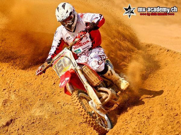 Sand spritzt zur Seite, als der Fahrer mit der Nummer 150 durch die Kurve zieht