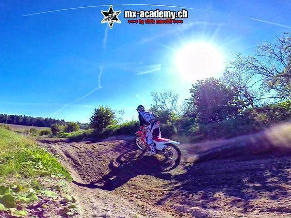 Stress abbauen auf der Strecke: Fahrer in der Kurve, im Gegenlicht über den Bäumen fotografiert