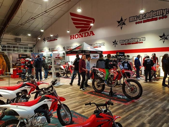 Honda Motoshop ab Deutschland erreichbar: Shop mit Honda Motocross-Motorrädern und Besuchern