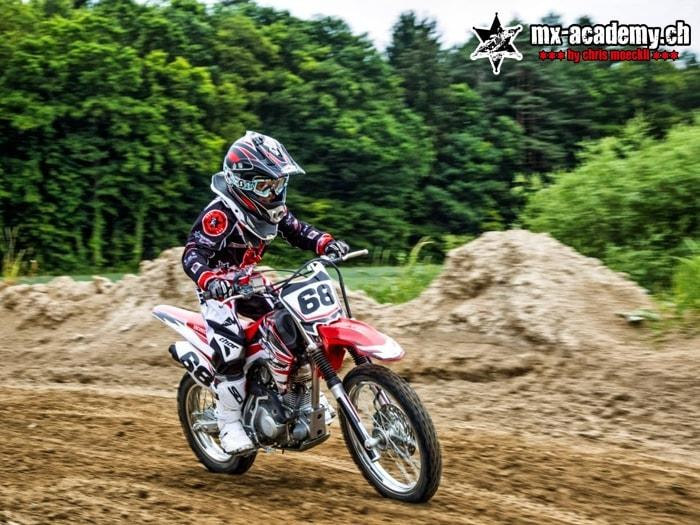Jugend Motocross: junger Fahrer mit Startnummer 68 auf der Strecke in Schlatt TG