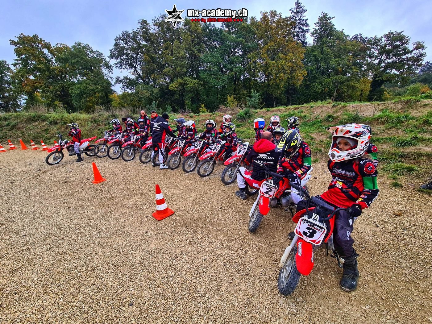 Kinder sitzen nebeneinander auf Honda-Kindermotorrädern – Geschenk zu Weihnachten für Kinder ab 4 Jahren