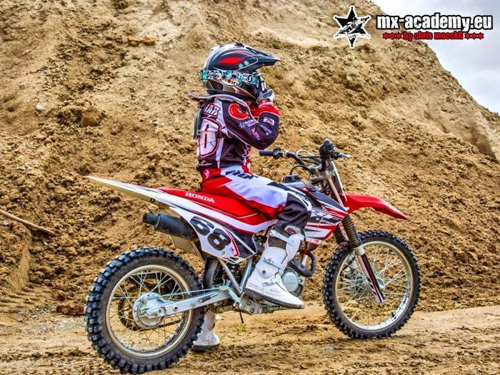 Junger Fahrer auf einer Honda im Sand – erste Schritte, um den Motocross Sport zu lernen