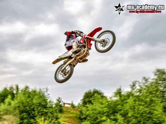 Motocross-Fahrer im hohen Sprung – Motocross nahe der Grenze für Fahrerinnen und Fahrer aus Deutschland