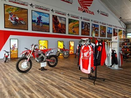 Motocross Shop der MX-Academy mit Honda-Motocross-Motorrad und Bekleidung im Verkaufsraum