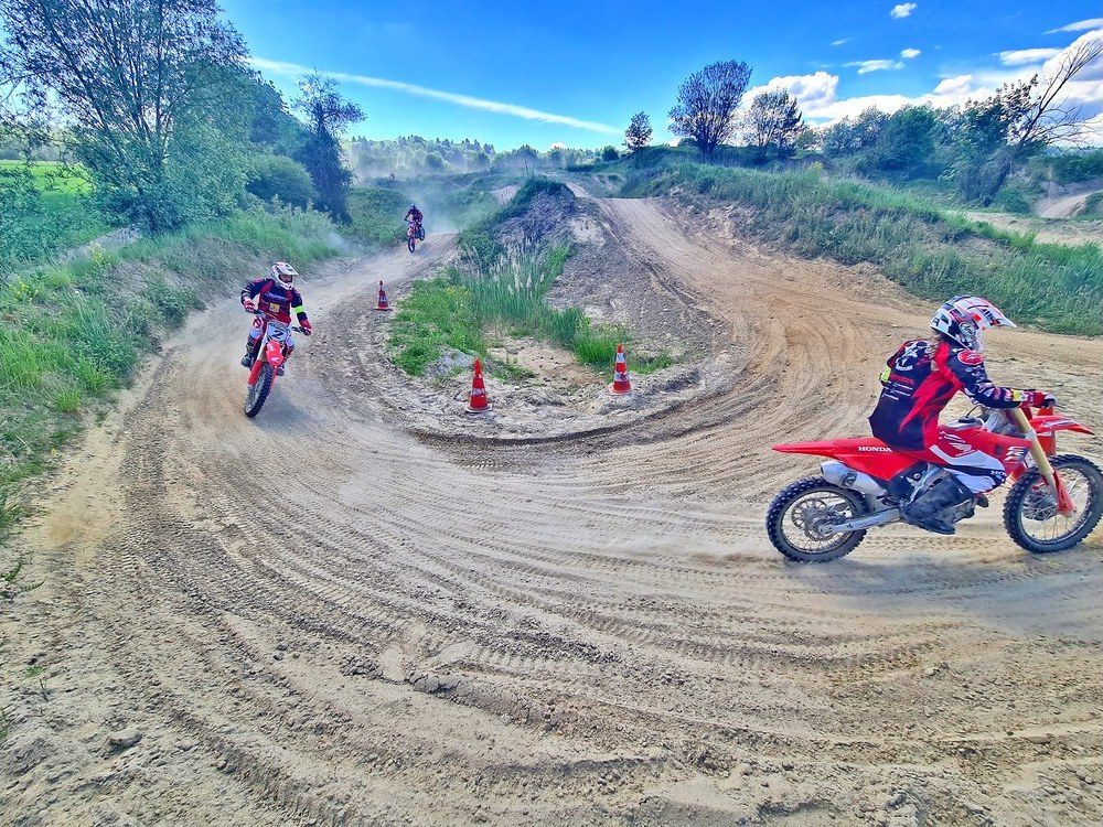 Motocross Tageskurs ab Deutschland: Einsteigerin auf der Übungsstrecke zwischen Pylonen