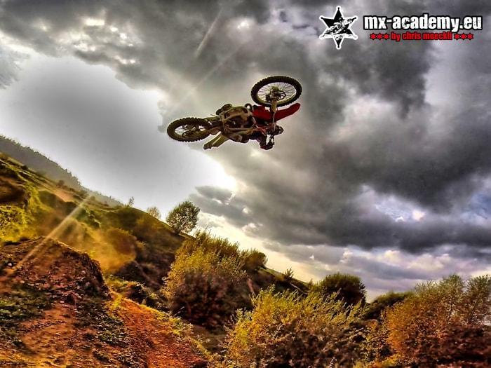 Motocross Sprung vor dunklem Gewitterhimmel: Motocross als Sport, der Körper und Kopf fordert