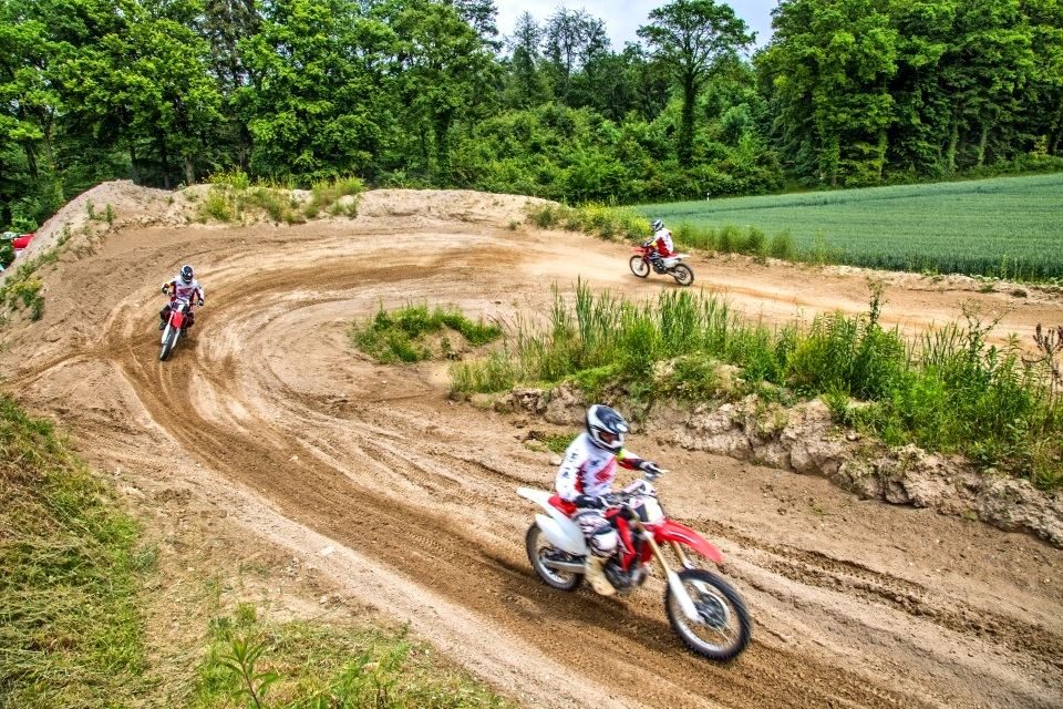 Kurvige Motocross-Strecke mit mehreren Fahrern, das Ziel Deiner Anreise aus Deutschland