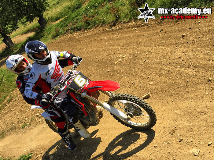 Einsteiger nimmt mit seinem Motorrad eine Kurve – Motorrad Kurs Anfänger bei der MX-Academy