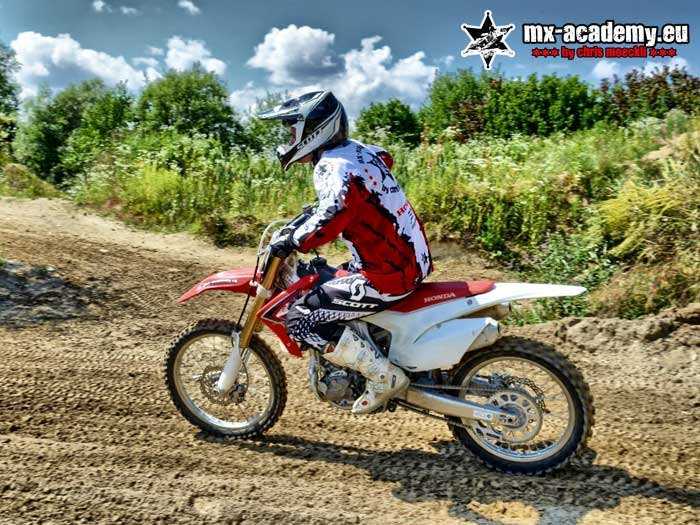 Fahrer auf der Strecke zwischen Bäumen – Supermoto fahren verbessern mit Training im Gelände